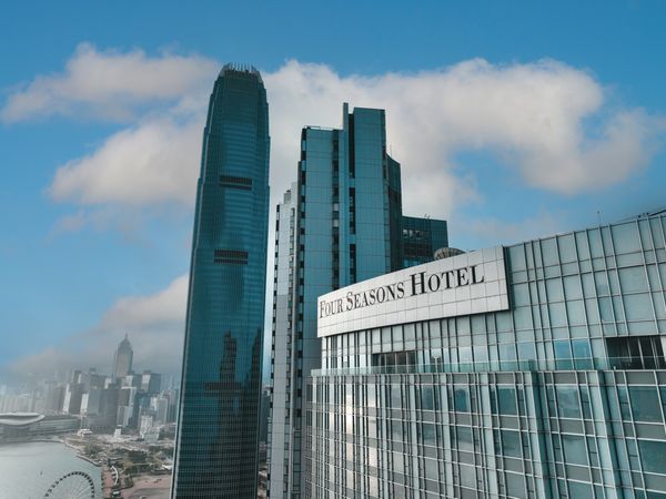 Four Seasons Hotel Hong Kong Shines in Forbes Travel Guide 2026 Star Awards
